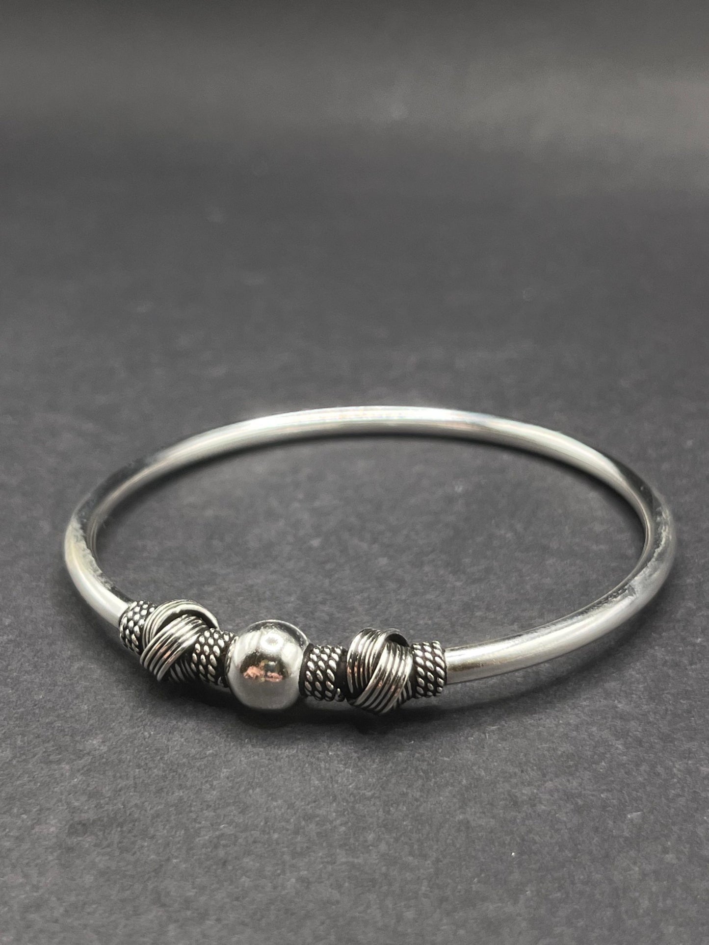 Pulsera Rígida Bola Central 2 Nudos