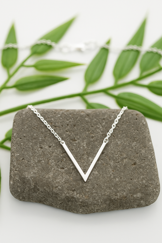 Elegancia en tu cuello: Gargantilla V Plata 925