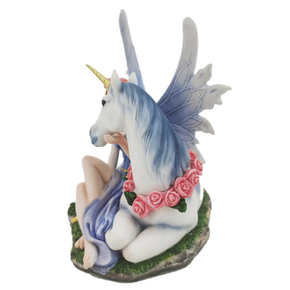 Hada con Unicornio Sentado